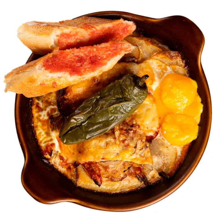 Ver foto de Cazuela de papa panadera, pimiento morrón, chorizo español, cebolla, 2 huevos y queso parmesano importado (maduración 10 meses), gratinadas al horno.